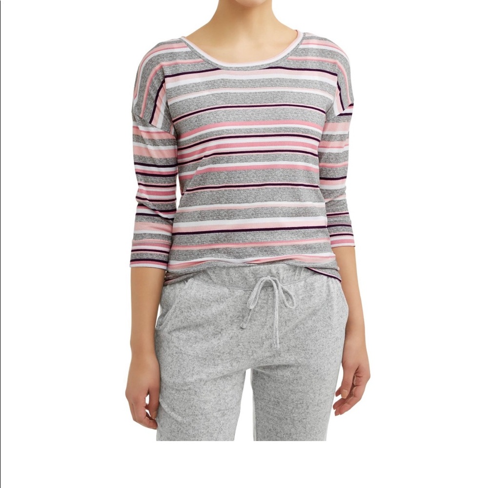 Women’s three-quarter sleeve top